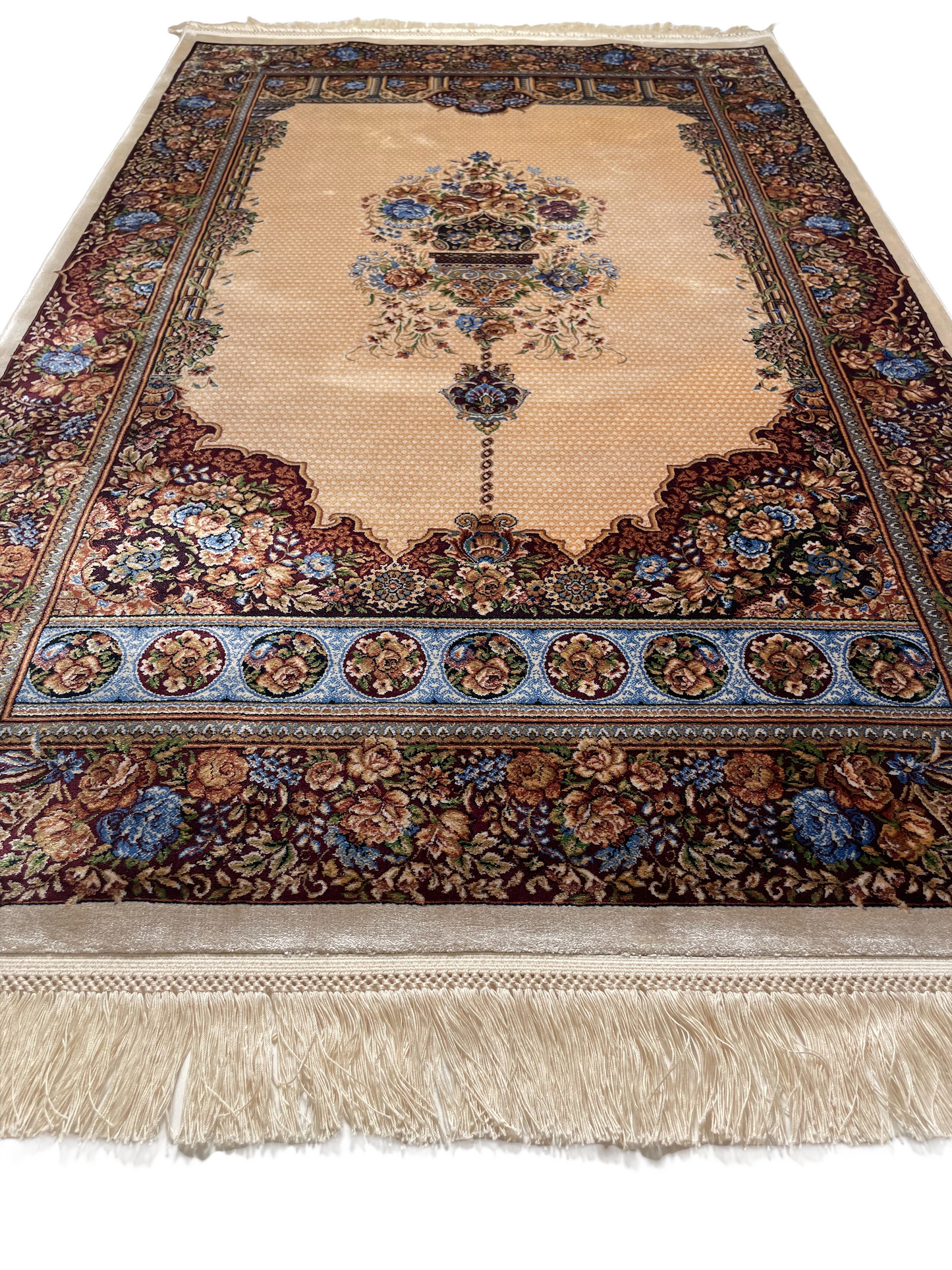 The Hudur rug displays the traditional Islamic "mihrab" design.