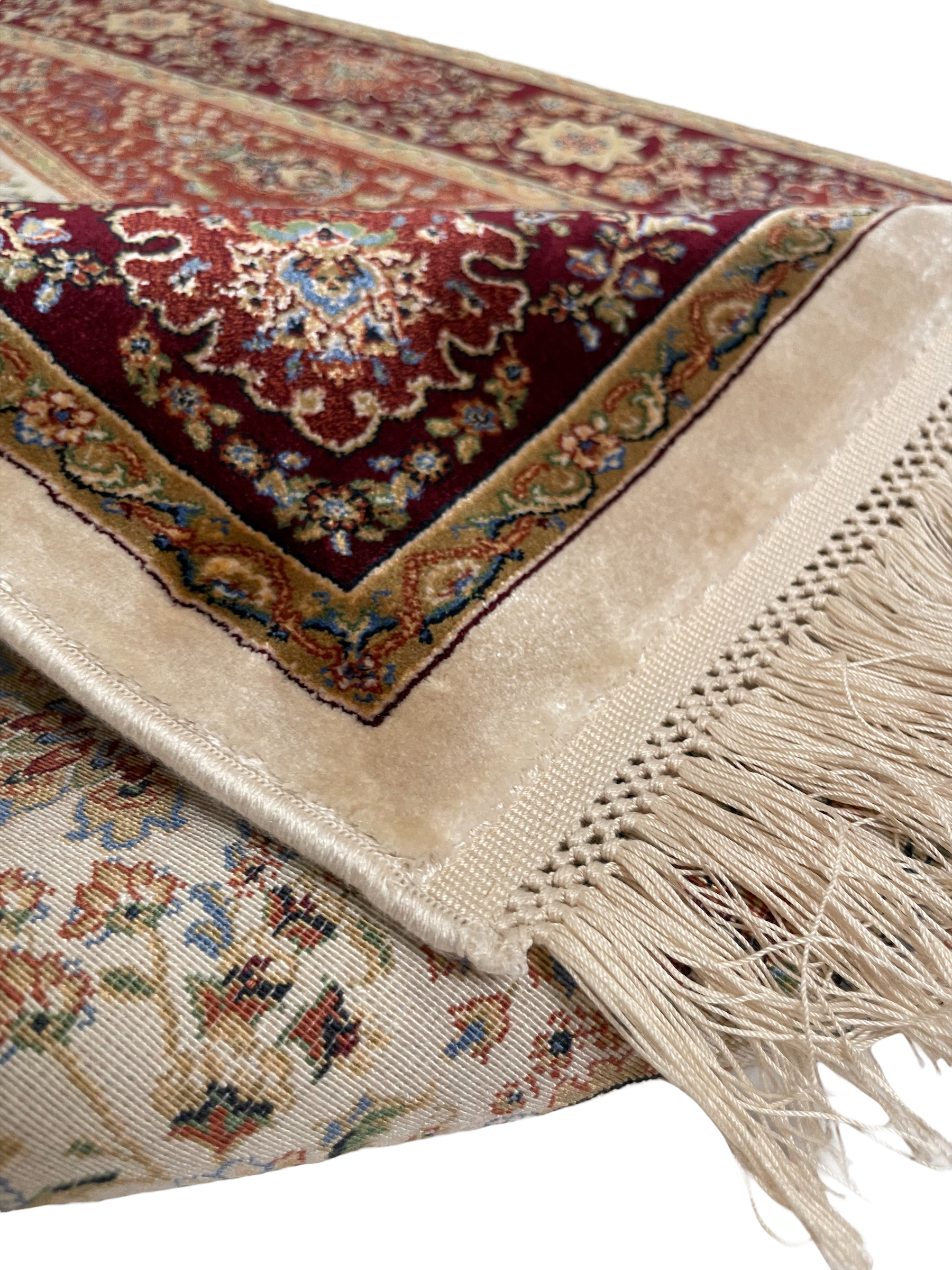 The Himma rug displays the traditional Islamic "mihrab" design with elegant floral elements.